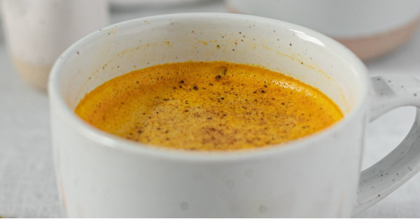 Té de cúrcuma y pimienta negra: Beneficios, cómo prepararlo y cuándo beberlo