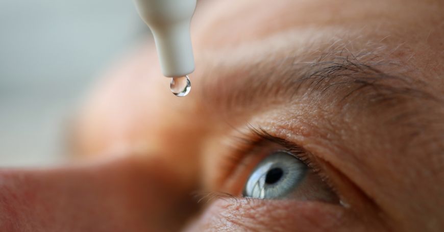 persona aplicando colirio de eufrasia en un ojo