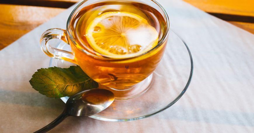 tisane de mélisse dans une tasse transparente