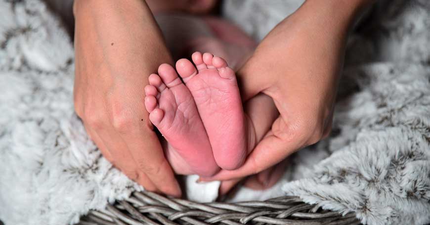 masaje de pies con aceites esenciales relajantes para niños