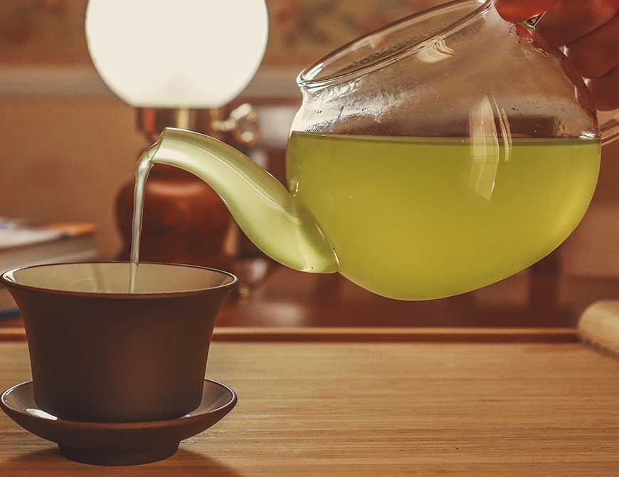taza de té verde japonés y tetera
